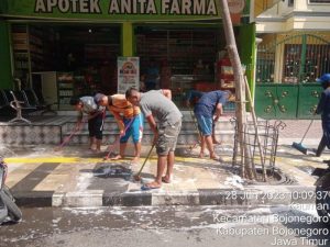 Sambut Idul Adha, Pemkab Bojonegoro Bersihkan Trotoar Seputar Alun-Alun