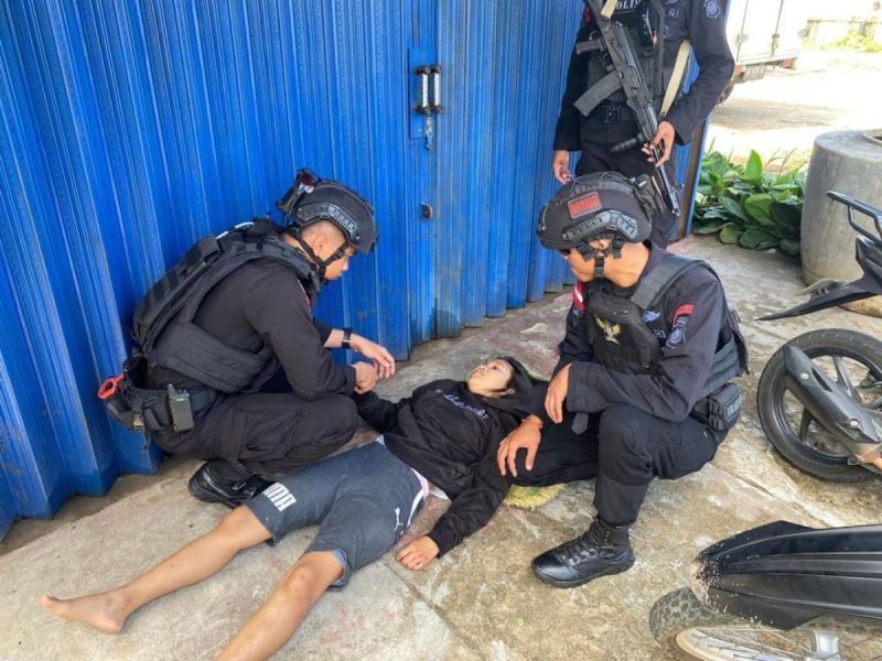 Respon Cepat Tim Patroli Satbrimob Polda Kalbar Menolong Korban Kecelakaan Lalu Lintas