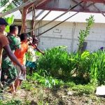 Kompak, Babinsa Sumberrejo Bojonegoro bersama Mahasiswa KKN bantu Perbaiki Rumah Warga