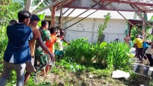 Kompak, Babinsa Sumberrejo Bojonegoro bersama Mahasiswa KKN bantu Perbaiki Rumah Warga