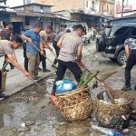 Peduli Kebersihan Lingkungan, Polsek Laguboti Bersama Masyarakat Gelar Aksi Bersih-bersih Di Pantai Lumban Binanga