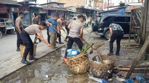 Peduli Kebersihan Lingkungan, Polsek Laguboti Bersama Masyarakat Gelar Aksi Bersih-bersih Di Pantai Lumban Binanga
