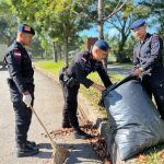 Personel Brimob Kalbar Membersihkan Sampah Serentak Diwilayah Kalbar