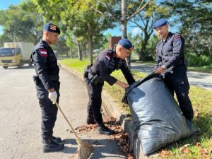 Personel Brimob Kalbar Membersihkan Sampah Serentak Diwilayah Kalbar