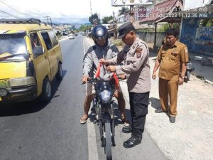 Polsek Laguboti Bersama Forkopimda Pembagian 10 Juta Bendera Merah Putih Kepada Masyarakat