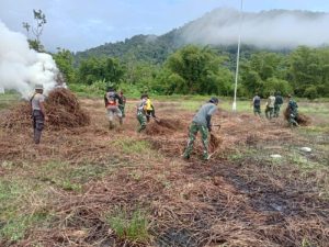 Sapa Warga.. Satgas Yonif 310/KK Gelar Karya Bhakti Bersama Warga Batom