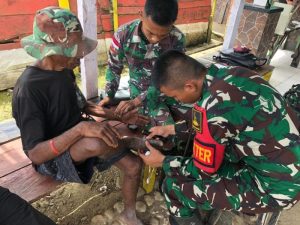 Satgas Yonif 310/KK Beri Pelayanan Kesehatan Warga Yabanda