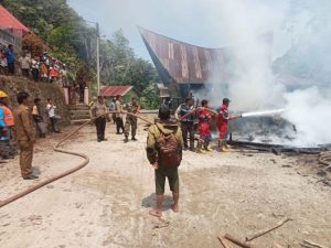 Satu Unit Rumah Hunian di Huta Pasir Dusun II Desa Hatinggian Kecamatan Lumbanjulu Ludes Terbakar