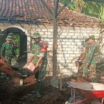 Peduli Korban Musibah Kebakaran, Babinsa Sumberrejo Bojonegoro bantu Perbaiki Rumah Warga Jatigede