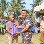 Lanal Bintan Gelar Bhakti Sosial Bersih Pantai dan Beri Bantuan Sosial Kepada Masyarakat Pesisir Dalam Rangka HUT RI- 78