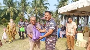 Lanal Bintan Gelar Bhakti Sosial Bersih Pantai dan Beri Bantuan Sosial Kepada Masyarakat Pesisir Dalam Rangka HUT RI- 78
