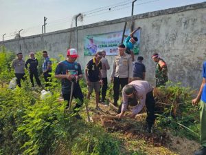 Kapolsek Medan Satria “Polri Lestarikan Negeri Penghijauan Sejak Dini”