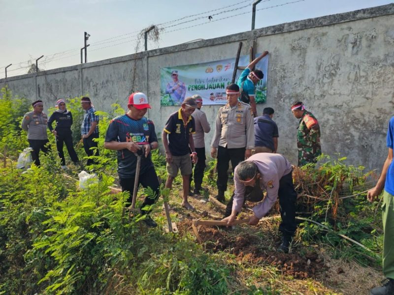 Kapolsek Medan Satria “Polri Lestarikan Negeri Penghijauan Sejak Dini”