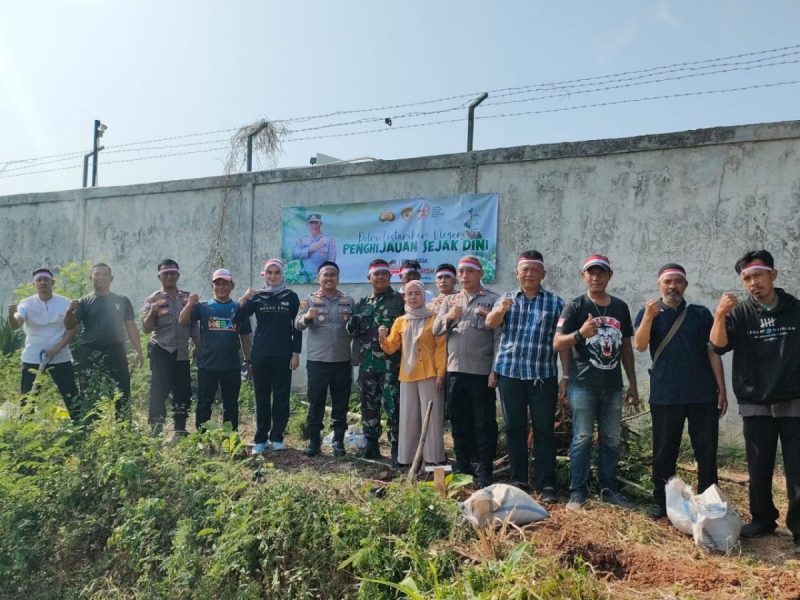 Babinsa Kali Baru Bersama Tiga Pilar Medan Satria Sukseskan Program Polri Lestarikan Negeri Penghijauan Sejak Dini