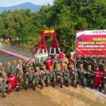 Satgas Pamtas Yonarmed 5/PG Beri Kenangan Warga Malinau Jembatan Gantung Pancagiri