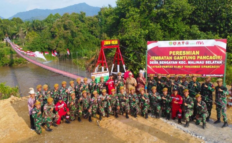 Satgas Pamtas Yonarmed 5/PG Beri Kenangan Warga Malinau Jembatan Gantung Pancagiri