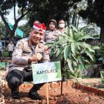 Polri Lestarikan Negeri dan Penghijauan Dini, Polres Metro Jakarta Timur Tanam 11.100 Bibit Pohon Secara Serentak