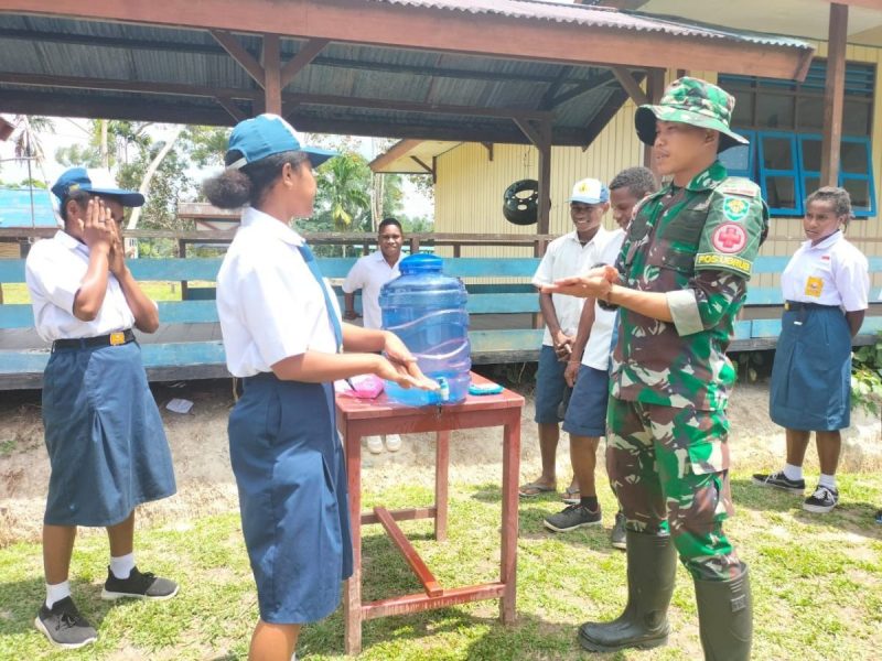 Satgas Yonif 310/KK Beri Penyuluhan Kesehatan Siswa di Perbatasan RI-PNG