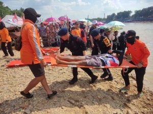 Tim SAR Brimob Polda Riau Siaga Tolong Peserta Cedera di Festival Pacu Jalur Kuansing