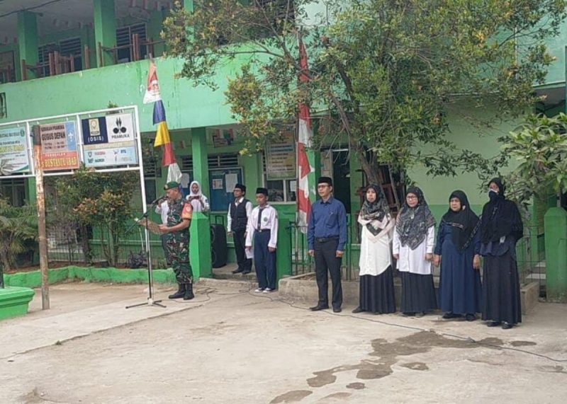 Koramil 03/Teluk Pucung Laksanakan Army Go To School Di MTS Bustanul Ibad/SMK Harapan Baru
