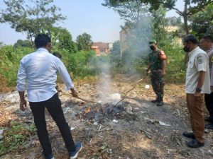 Kurangi Polusi Udara, Babinsa Jajaran Kodim 0507/Bekasi Bersama Tiga Pilar Himbau Warga Untuk Tidak Membakar Sampah