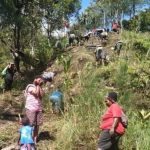 Babinsa Koramil 1710-04/Tembagapura Bersama Warga Gelar Kerja Bakti Bersihkan Jalan Dan Lingkungan Kampung