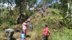 Babinsa Koramil 1710-04/Tembagapura Bersama Warga Gelar Kerja Bakti Bersihkan Jalan Dan Lingkungan Kampung