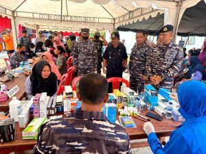 Lanal Bengkulu Berikan Pengobatan Gratis, Bantuan Sembako dan Keselamatan Pelayaran di Pulau Enggano