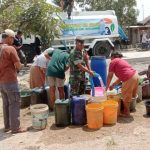 Kompak, Kodim Bojonegoro bersama Koramil dan Pemdes Kasiman salurkan 25 ribu Liter Air Bersih