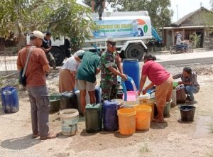 Kompak, Kodim Bojonegoro bersama Koramil dan Pemdes Kasiman salurkan 25 ribu Liter Air Bersih