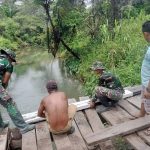 Satgas Yonif 310/KK Perbaiki Jembatan Rusak di Kampung Umuaf