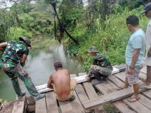 Satgas Yonif 310/KK Perbaiki Jembatan Rusak di Kampung Umuaf