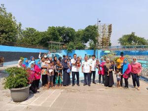 Dwi Sugiarti SH Lurah Cipinang Besar Selatan Mengajak Balita Stunting Renang Bersama