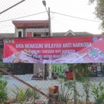 Pemasangan Spanduk Himbauan Bahaya Narkoba dan Stiker Nomor Pelayanan Pengaduan di Kampung Tangguh Anti Narkoba