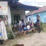 Bhabinkamtibmas Polsek Lumban Julu Polres Toba, Bripka S.Nasution Dampingi Nakes Memeriksa Balita dan Masyarakat