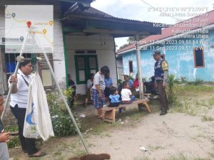 Bhabinkamtibmas Polsek Lumban Julu Polres Toba, Bripka S.Nasution Dampingi Nakes Memeriksa Balita dan Masyarakat