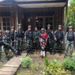 Bantu Kesulitan Rakyat, Satgas Yonif 310/KK Perbaiki Instalasi Listrik di Perbatasan