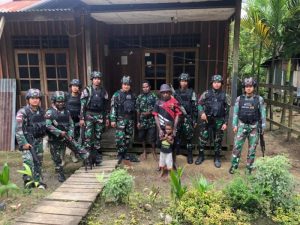 Bantu Kesulitan Rakyat, Satgas Yonif 310/KK Perbaiki Instalasi Listrik di Perbatasan