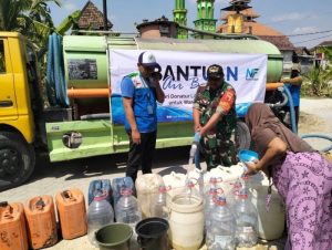 Peran Aktif Babinsa Membantu Kesulitan Warga di Musim Kekeringan Dalam Penyuplaian Air Bersih