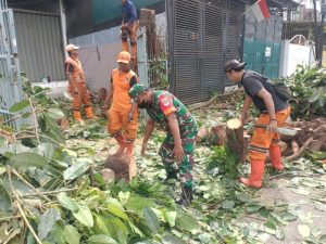 Babinsa Koramil 04/Gambir Melaksanakan Kerja Bakti Bersama PPSU