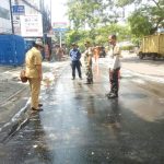 Babinsa 02/SB Bersama Babinkamtibmas Serta Pemadam Kebakaran dan PPSU Bekerja Sama Membersihkan Jalan