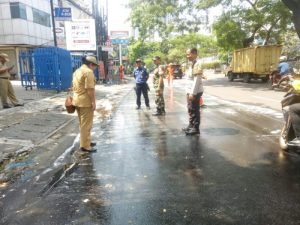Babinsa 02/SB Bersama Babinkamtibmas Serta Pemadam Kebakaran dan PPSU Bekerja Sama Membersihkan Jalan
