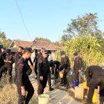 Kemarau Panjang, Batalyon D Pelopor Satbrimob Polda Metro Jaya Salurkan Air Bersih ke Kampung Busuk, Ds.Pasir Ranji