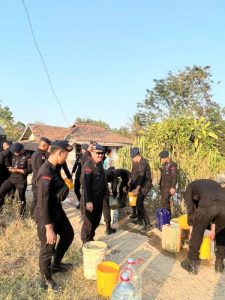 Kemarau Panjang, Batalyon D Pelopor Satbrimob Polda Metro Jaya Salurkan Air Bersih ke Kampung Busuk, Ds.Pasir Ranji