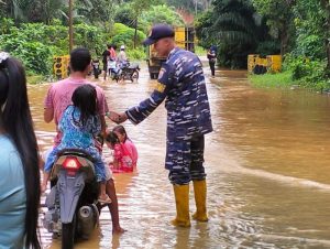Babinpotmar Posal Natal Lanal Sibolga Bantu Masyarakat Natal Yang Terkena Banjir