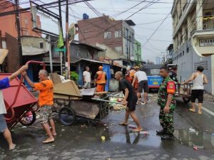 Tingkatkan Kebersihan Babinsa koramil 07/Kemayoran Melaksanakan Kerja Bakti Bersama PPSU