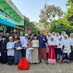 Satu Hari Satu Kebaikan, Babinsa Koramil 02/Pondok Gede Bagikan Nasi Kotak Untuk Anak Yatim Piatu