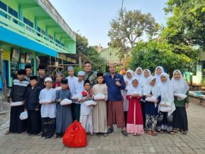 Satu Hari Satu Kebaikan, Babinsa Koramil 02/Pondok Gede Bagikan Nasi Kotak Untuk Anak Yatim Piatu