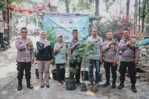 Peringati HUT Humas Polri Ke- 72, Humas Polres Metro Tangerang Kota Tanam Pohon untuk Penghijauan