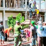 Babinsa Bubulan Bojonegoro bantu Pengecoran Atap Ponpes Ummi Kamilah Sunan Drajat